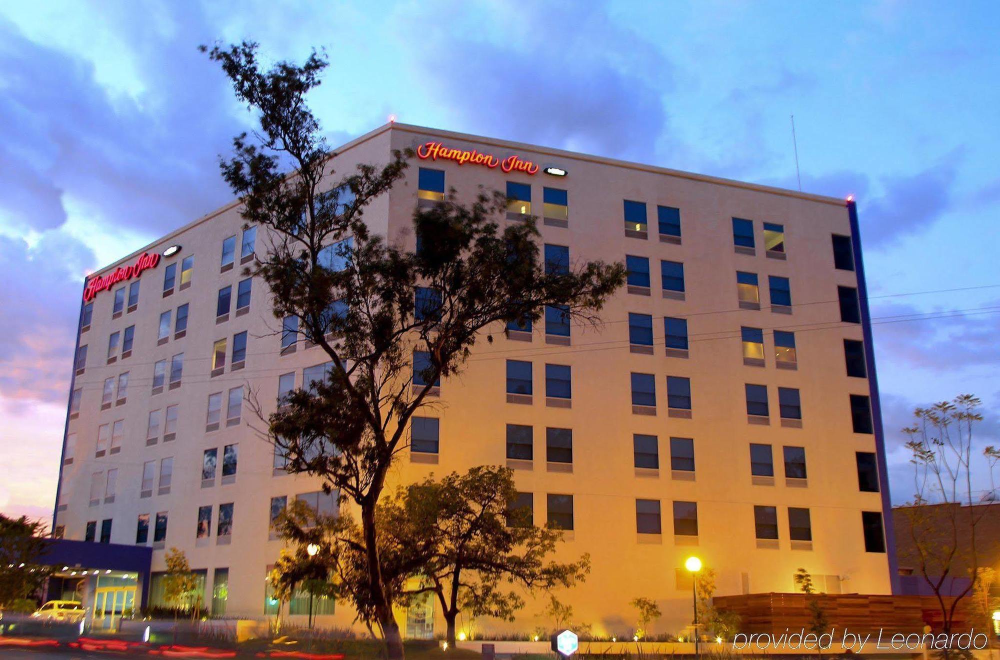 Отель Hampton By Hilton Guadalajara Expo Экстерьер фото